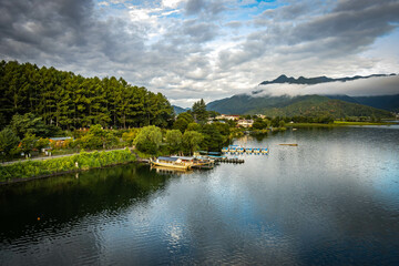 Obraz premium kawaguchi lake, kawaguchiko, early morning, fuji 5 lake area, japan, reflection, mount fuji