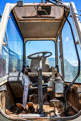 F&uuml;hrerhaus eines sehr alten Baggers als Symbol f&uuml;r schlechte Baumaschinen