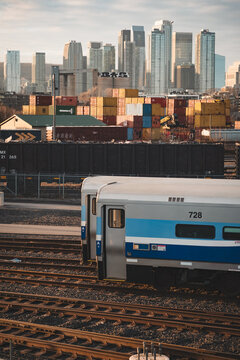 Train en attente en gare avec Montr&eacute;al en arri&egrave;re plan 