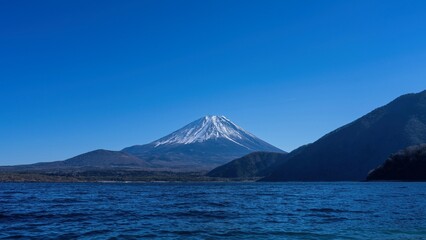 本栖湖畔からみた青空バックの富士山の絶景
