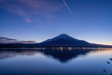 山中湖で見た日没後の幻想的な富士山の絶景