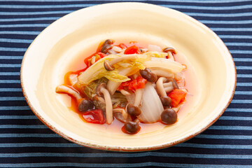 白菜とシメジのトマト醤油煮