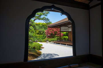 京都　大徳寺の塔頭寺院　興臨院の火灯窓から見る枯山水庭園