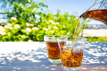 麦茶、日本の夏の飲み物、庭の木陰で撮影