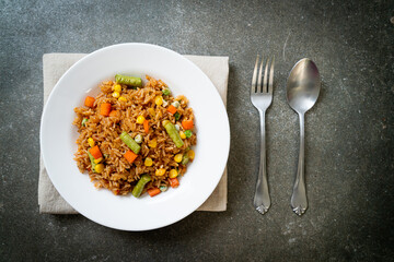  fried rice with green peas, carrot and corn