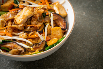 stir-fried noodles with tofu and vegetables