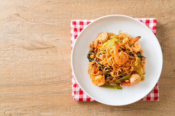 Stir-fried instant noodles sukiyaki with shrimps