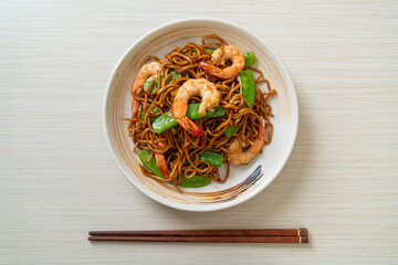 stir-fried yakisoba noodles with green peas and shrimps