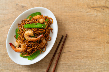 stir-fried yakisoba noodles with green peas and shrimps