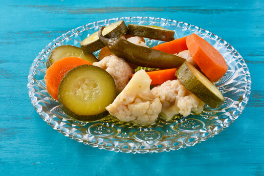 メキシコの野菜のエスカベーチェ  コピースペースあり　青背景
Escabeche,Mexican Pickled Vegetables（Verduras en escabeche,Escabeche de verduras) with copy space on blue background
