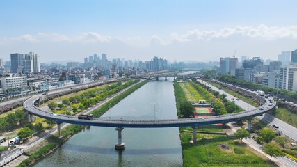Fototapeta premium A road in Seoul taken on a sunny day