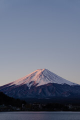 Fototapeta premium Majestic view of Mount Fuji with a serene lake in foreground