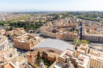 Obraz premium April 11, 2024: Rome, Italy - April 11, 2024: Aerial view of St. Peter's Square in Vatican City, full of tourists in Rome, Italy