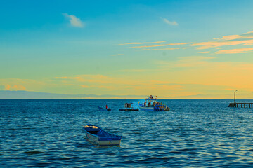Obraz premium Fishermen's activities in the morning when the sun starts to rise