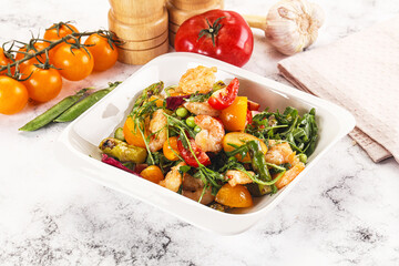 Gourmet salad with prawn and asparagus