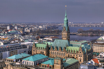 Blick vom Turm der Ruine der ehemaligen Hauptkirche St Nikolai auf das Rathaus und Aussenalster der Hansestadt Hamburg, Norddeutschland, Deutschland; Europa.