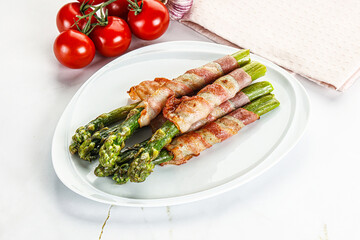 Grilled asparagus with bacon