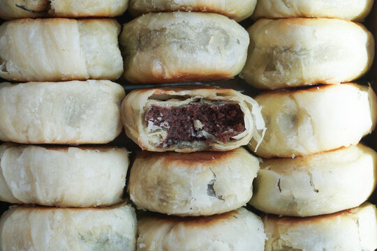 Bakpia, Bakpia Pathok is a typical Yogjakarta food made from a mixture of green beans, cheese and sugar, which is wrapped in flour, then baked.