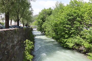 Fototapeta premium La rivière Durance, ville de Briançon, département des Hautes Alpes, France