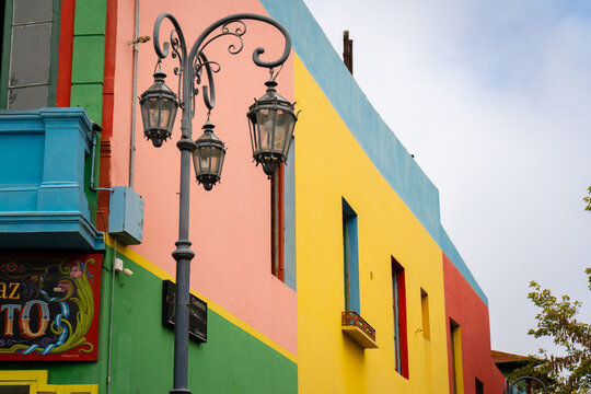 Paseo Caminito con sus paredes coloridas, en el barrio La Boca de la Ciudad de Buenos Aires, Argentina	