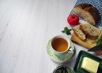 Poranny posiłek ze świeżego domowego chleba z miętową herbatą  © KJP Photography