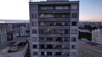 Foto de drone no centro de Curitiba. Foto aérea que mostra os prédios no centro de Curitiba, Paraná