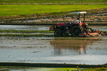 田植えの準備をするトラクター