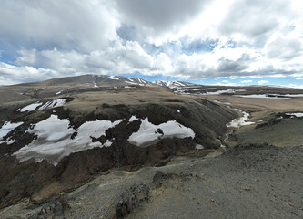 Obraz premium landscape of the surroundings of the village of Kosh Agach mountains with lakes and unusual landscapes in the southern regions of Altai in May