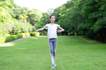 運動をする少女