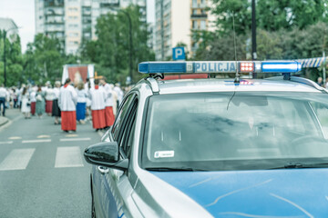 Procesja, radiowóz policyjny © Mariusz