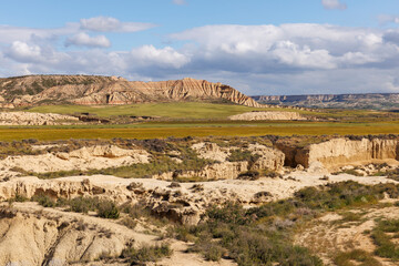 panorama de la Bardena Blanca, située dans les Bardenas Reales, une région naturelle semi-désertique de Navarre, en Espagne