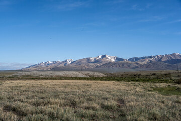 Obraz premium landscape of the surroundings of the village of Kosh Agach mountains with lakes and unusual landscapes in the southern regions of Altai in May