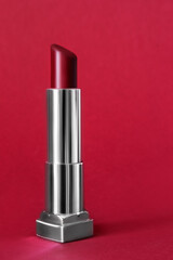 Obraz premium Lipstick on red background