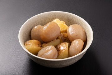 新じゃがいもと玉こんにゃくの旨辛煮