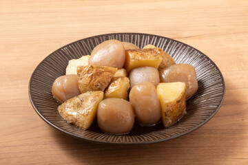 新じゃがいもと玉こんにゃくの旨辛煮