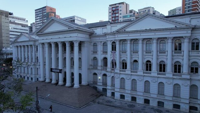 Drone UFPR. Imagem a&eacute;rea da Universidade Federal do Paran&aacute;. Pr&eacute;dio hist&oacute;rio da federal do Paran&aacute;. Pra&ccedil;a Santos Andrade Curitiba. Universidade de direito do paran&aacute;. 