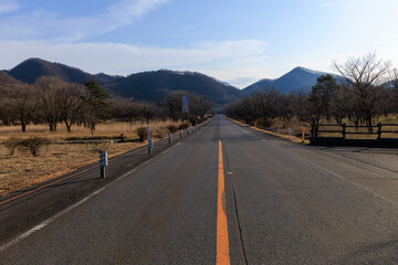早春の榛名湖へ続く直線道路