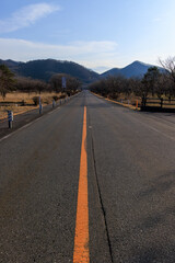 早春の榛名湖へ続くまっすぐな道