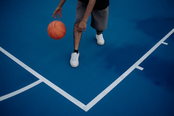 Fototapeta premium A single young man playing basketball