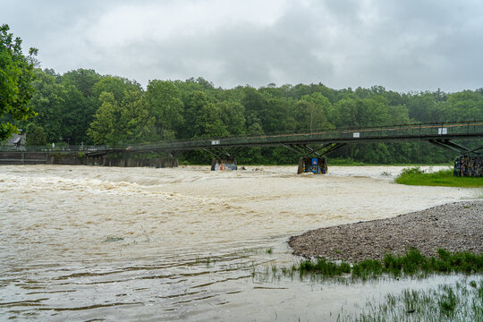 Isar Hochwasser rund um die Thalkirchner Br&uuml;cke in M&uuml;nchen