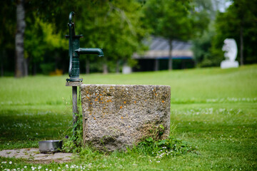 Alte Wasserpumpe auf der Wiese