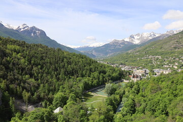 Vue d'ensemble de la ville entourée de montagnes, ville de Briançon, département des Hautes...