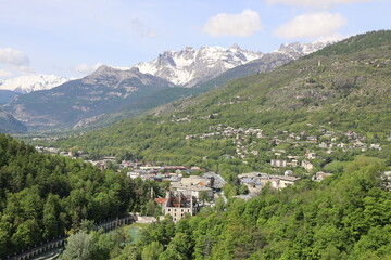 Vue d'ensemble de la ville entourée de montagnes, ville de Briançon, département des Hautes Alpes, France