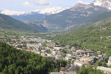 Vue d'ensemble de la ville entourée de montagnes, ville de Briançon, département des Hautes Alpes, France