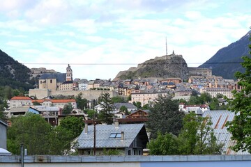 Vue d'ensemble de la ville entourée de montagnes, ville de Briançon, département des Hautes...