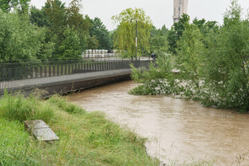 Nach Starkregen Überschwemmung eines Flusses
