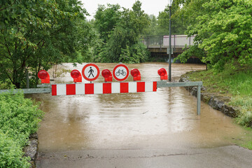 Gesperrter Fußweg während einer Überschwemmung