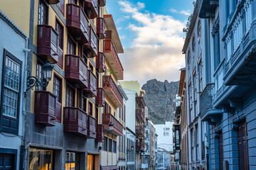 Obraz premium Picturesque streets with colorful buildings and views of the great mountain in the background, Santa Cruz de la Palma, Canary Islands.