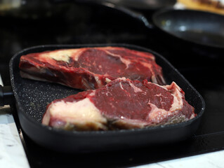 chuletón de carne de vacuno preparadas para freír en la sartén