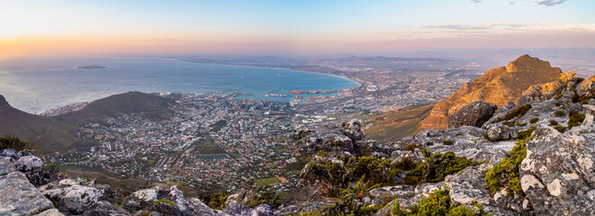 Obraz premium A panorama of Cape Town from Table Mountain at sunset, South Africa